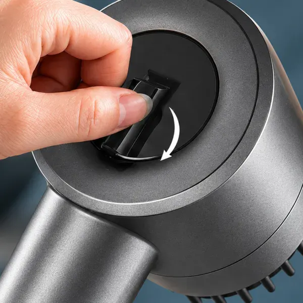 Hand vrider ett svart lås på baksidan av ett grått duschmunstycke med filter för att öppna filterutrymmet