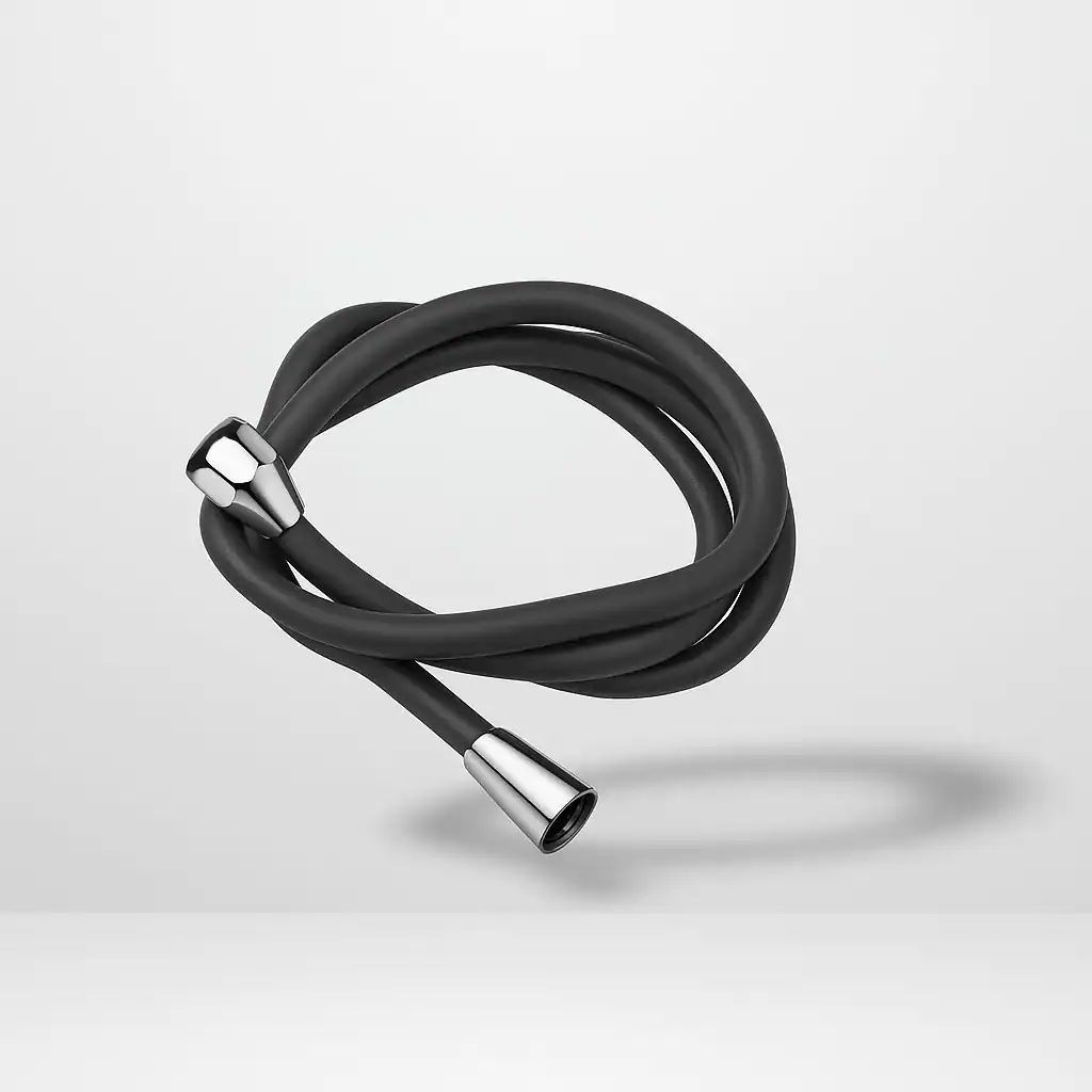 Svart duschslang med kromade kopplingar