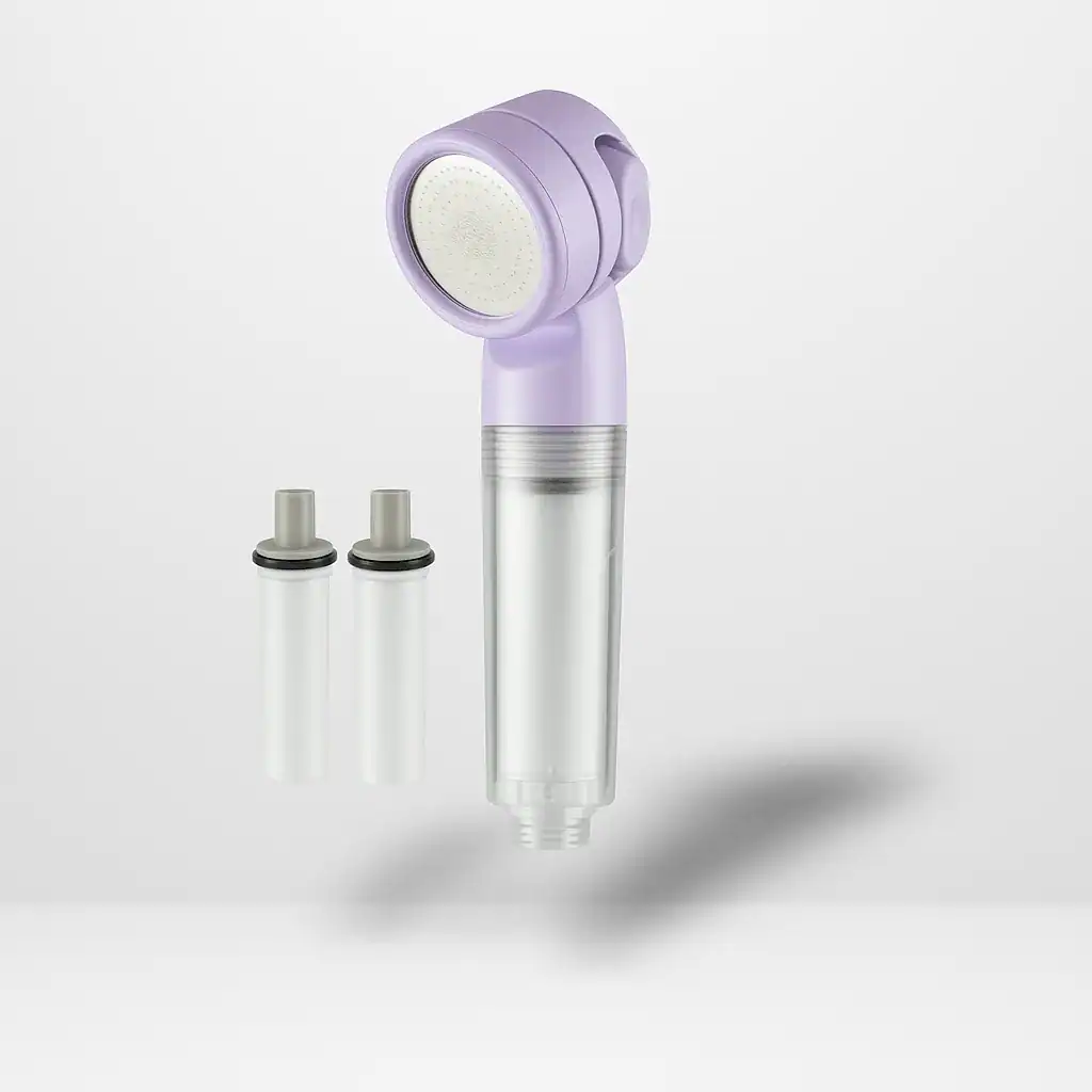 Lila mini duschmunstycke med transparent filterkropp och två vita filterpatroner