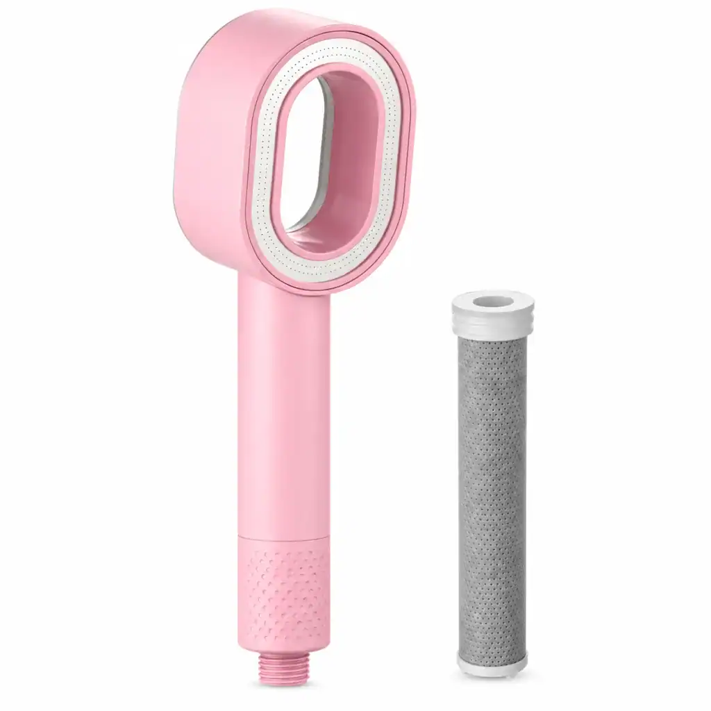 Rosa duschmunstycke med ovalformat huvud och inbyggt filter, bredvid en grå filterpatron med vit topp