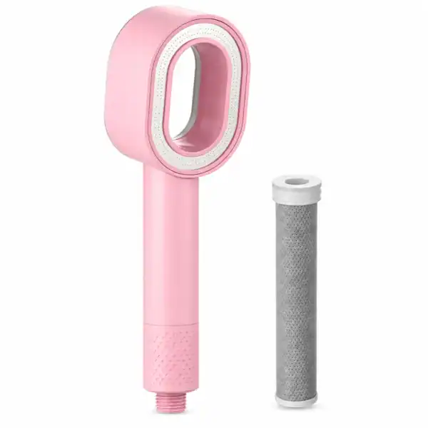 Rosa duschmunstycke med ovalformat huvud och inbyggt filter, bredvid en grå filterpatron med vit topp